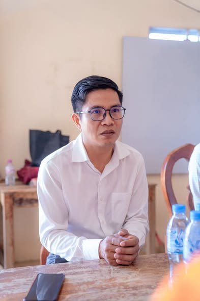 暹粒省在亡人节期间于克拉兰县举办了龙舟赛,省政府工作组前往现