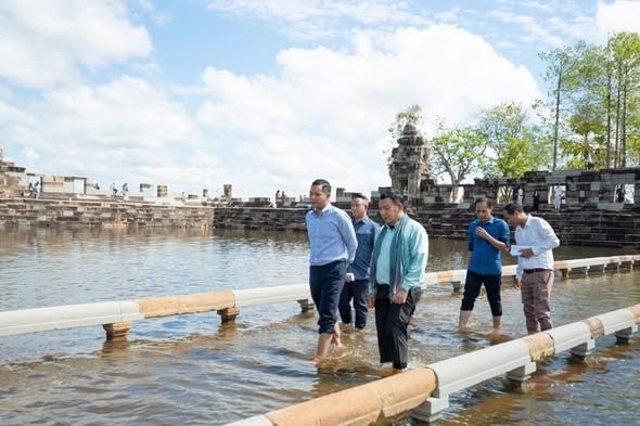 暹粒省长率队视察西梅奔寺,检查文物保护情况并指导相关工作