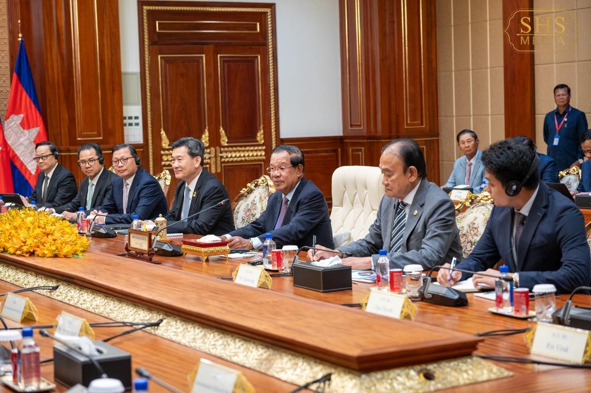 洪森会见老挝青年代表团 强调深化双边友好关系