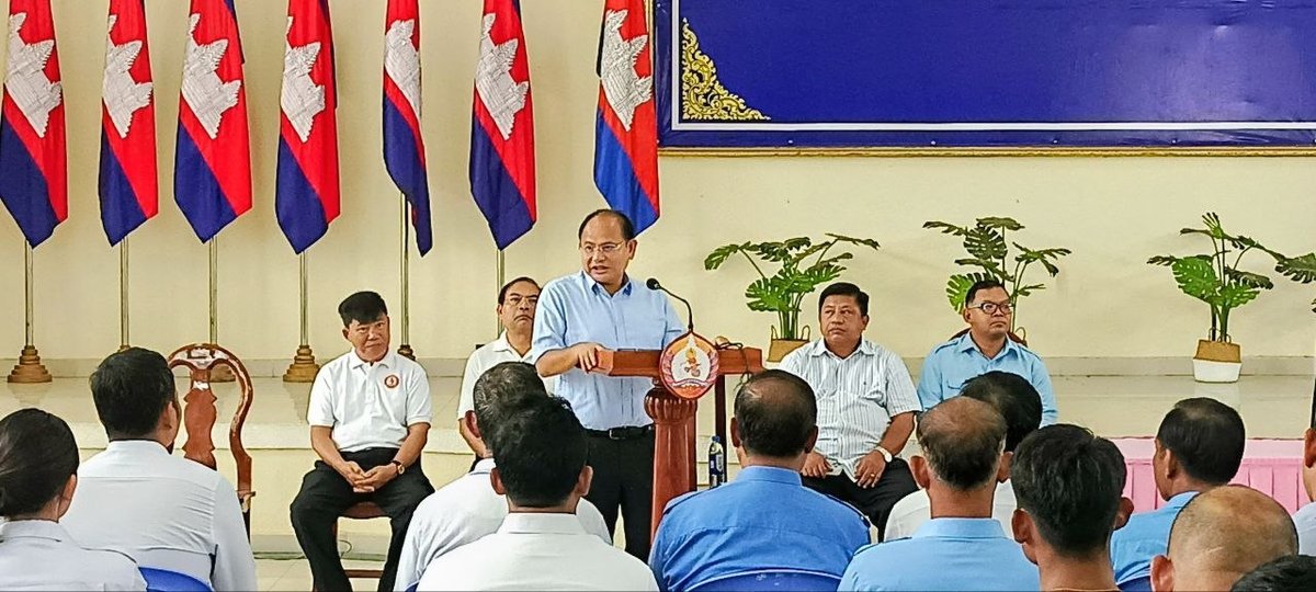 官员与250名公务员举行座谈会