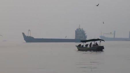 霍尔木兹海峡局势紧张 油轮遇袭风险上升