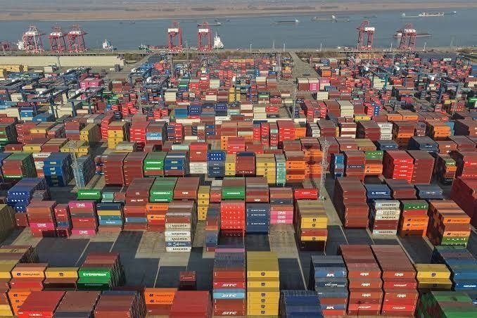 中国贸易顺差接近1万亿美元 出口竞争力持续增强