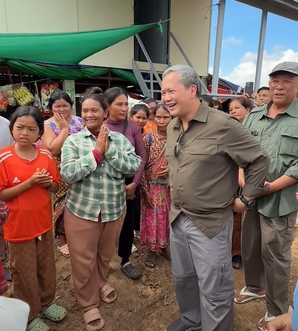 洪玛奈视察宗卡县贫困家庭土地与住房分配项目