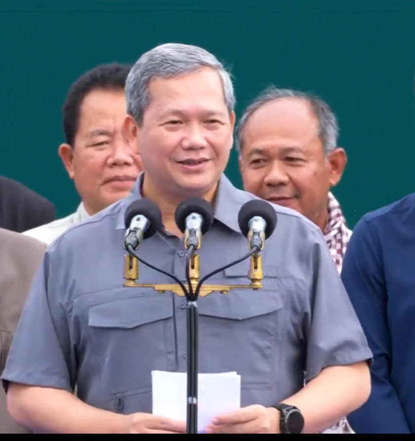 洪森称民众困难政府不缺席 坚持常态化下乡帮扶