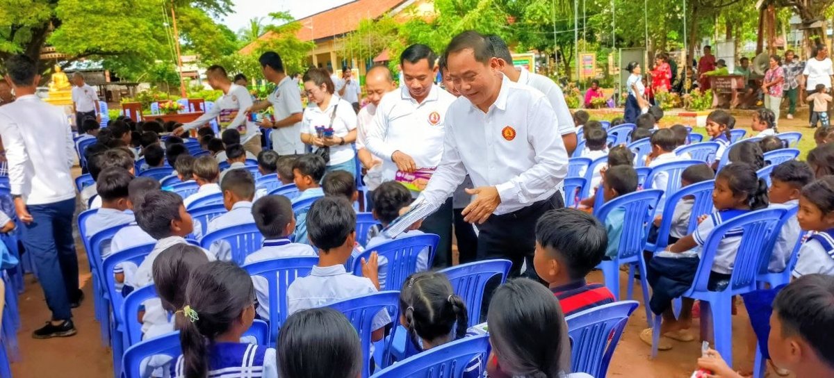 工作组赴特邦斯马小学捐学习物资 师生获赠文具