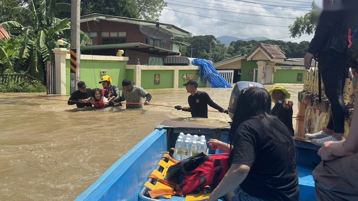 泰国色梗府遭遇严重洪灾,水位持续上涨,约500户家庭受灾