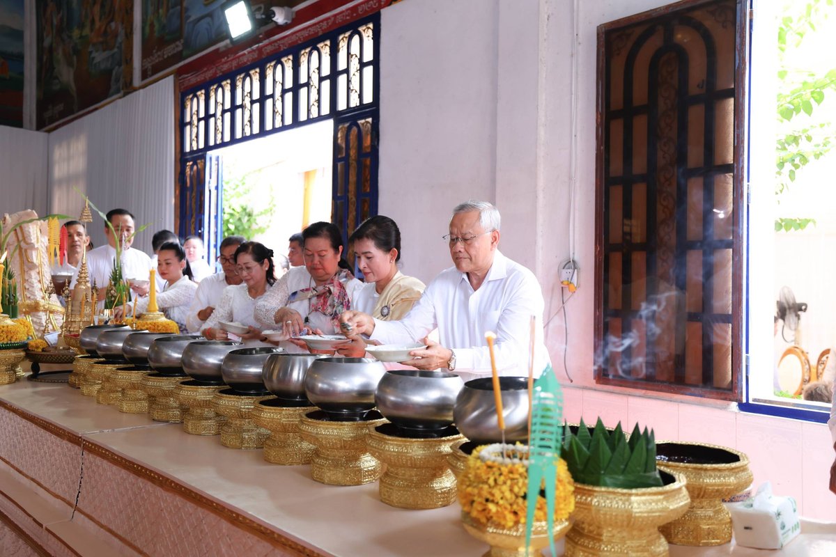 爱喜利达银行在亡人节期间,组织1.2万名员工向全国240座寺