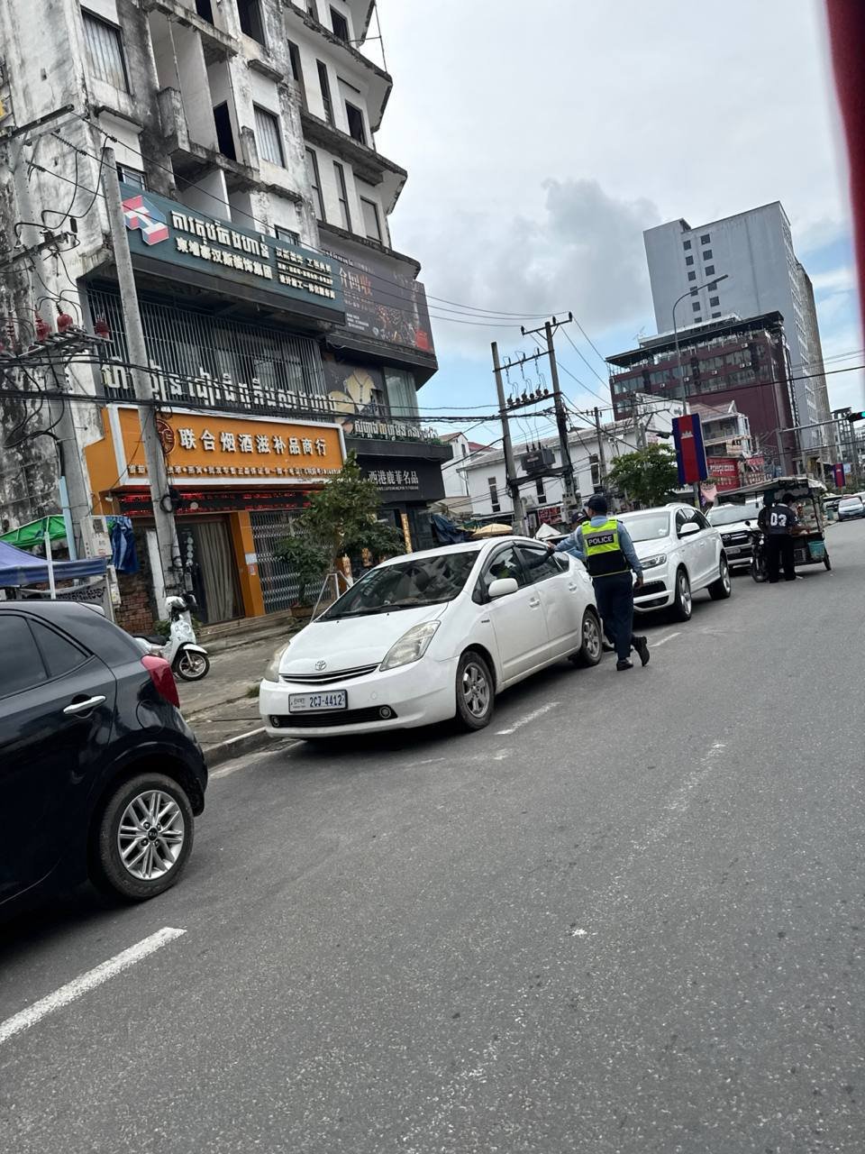 西港红灯笼附近交警严查驾驶证与交通违规