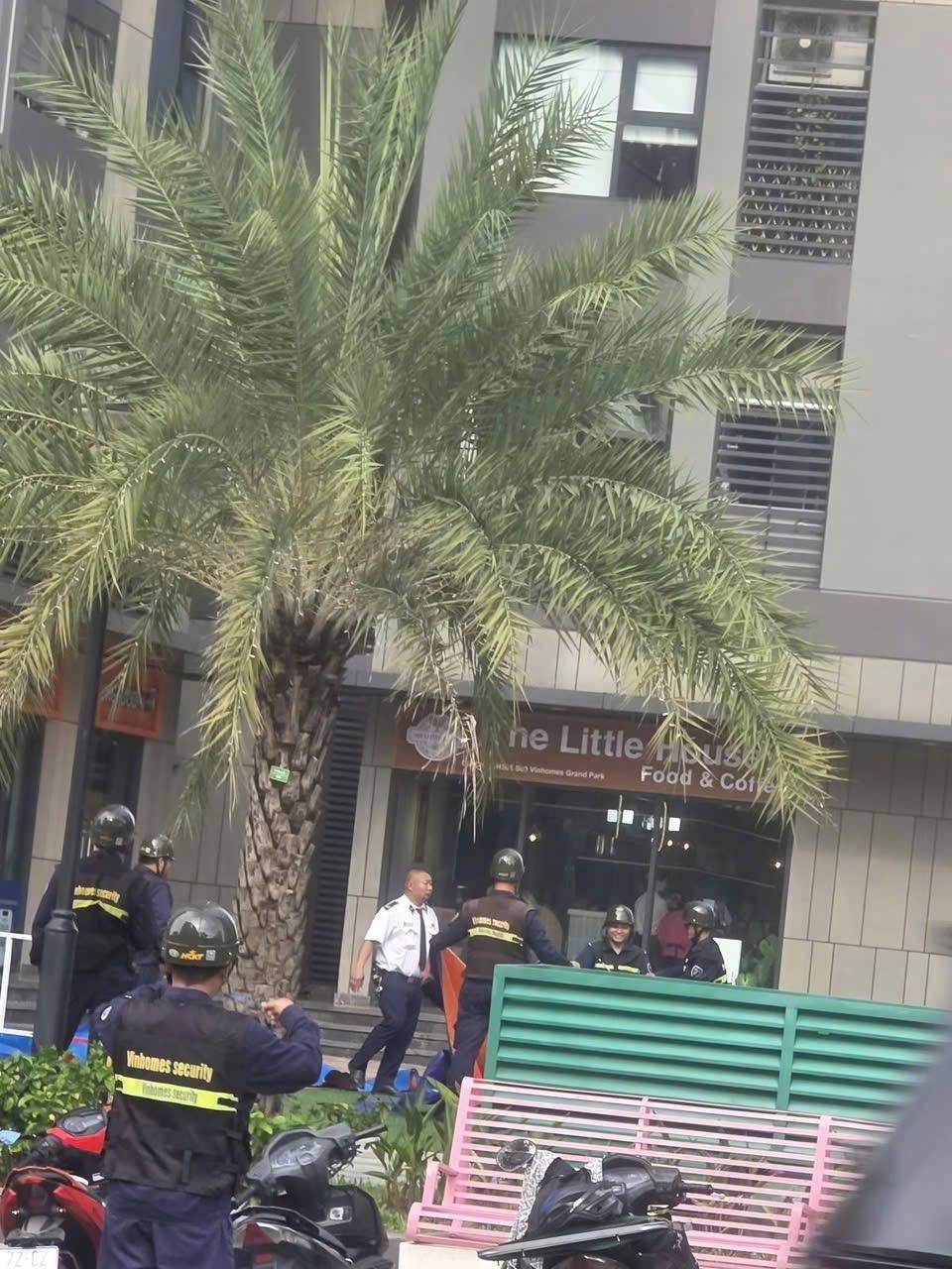 越南胡志明市发生高层跳楼事件 警方已封锁现场