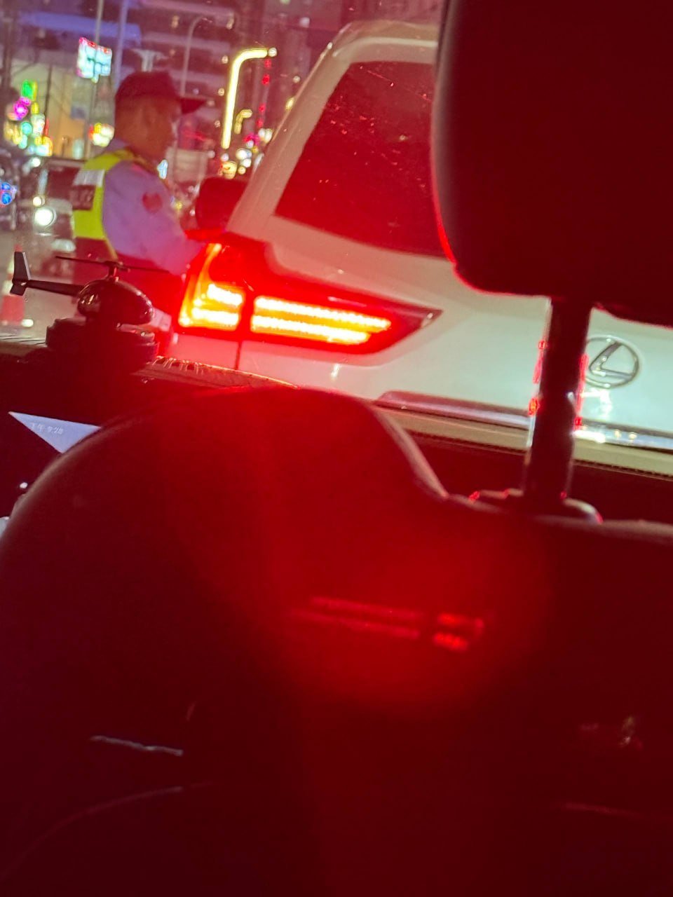 西港蓝色海湾酒店路口警方查车 提醒驾驶员注意