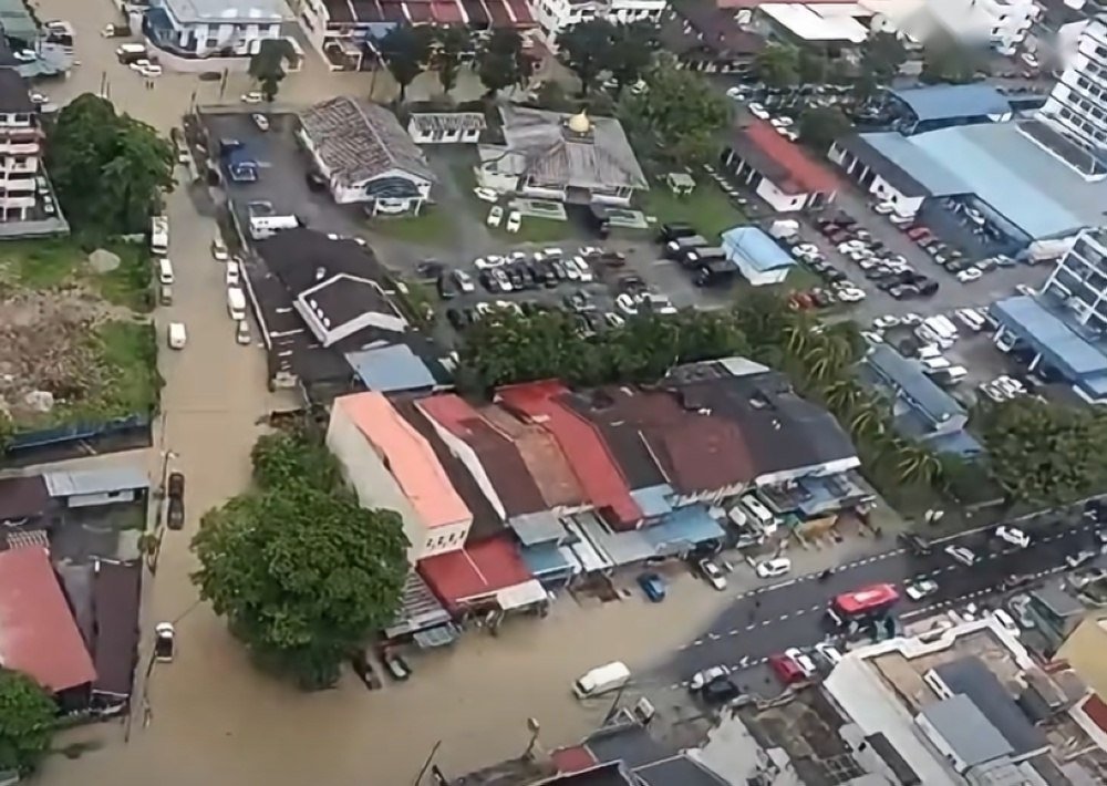马来西亚槟城暴雨引发水灾 20间民宅被淹
