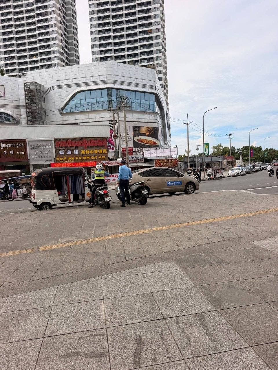 西港星汇海景湾疑似联合执法行动 提醒人员配合