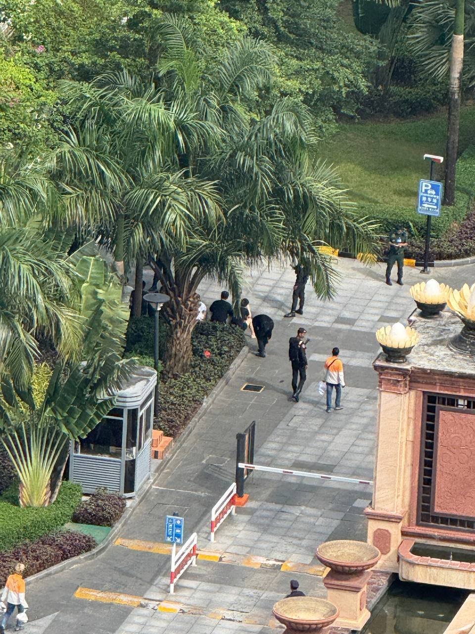 西港星汇海景湾疑似联合执法行动 提醒人员配合