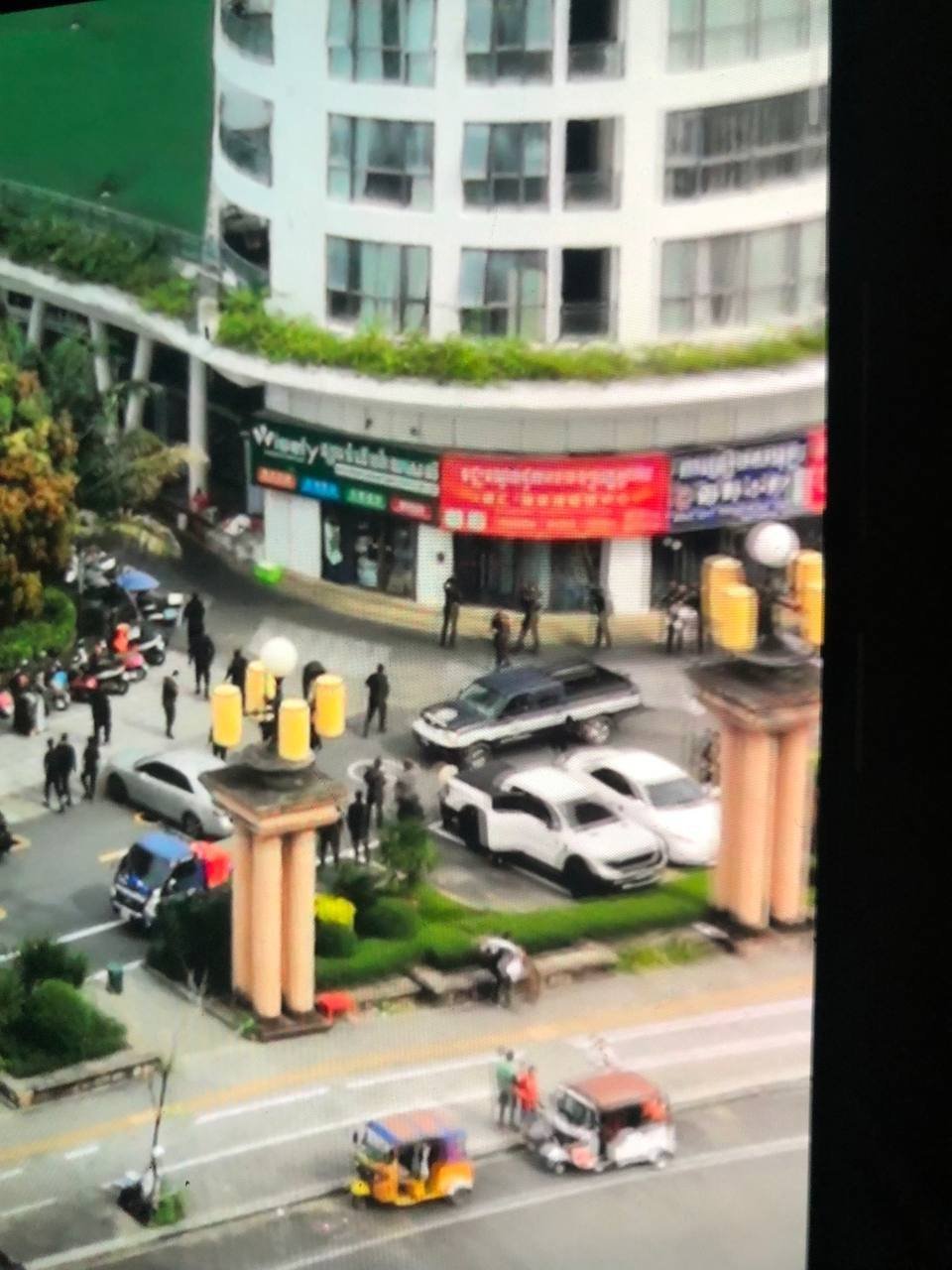西港星汇海景湾疑似联合执法行动 提醒人员配合