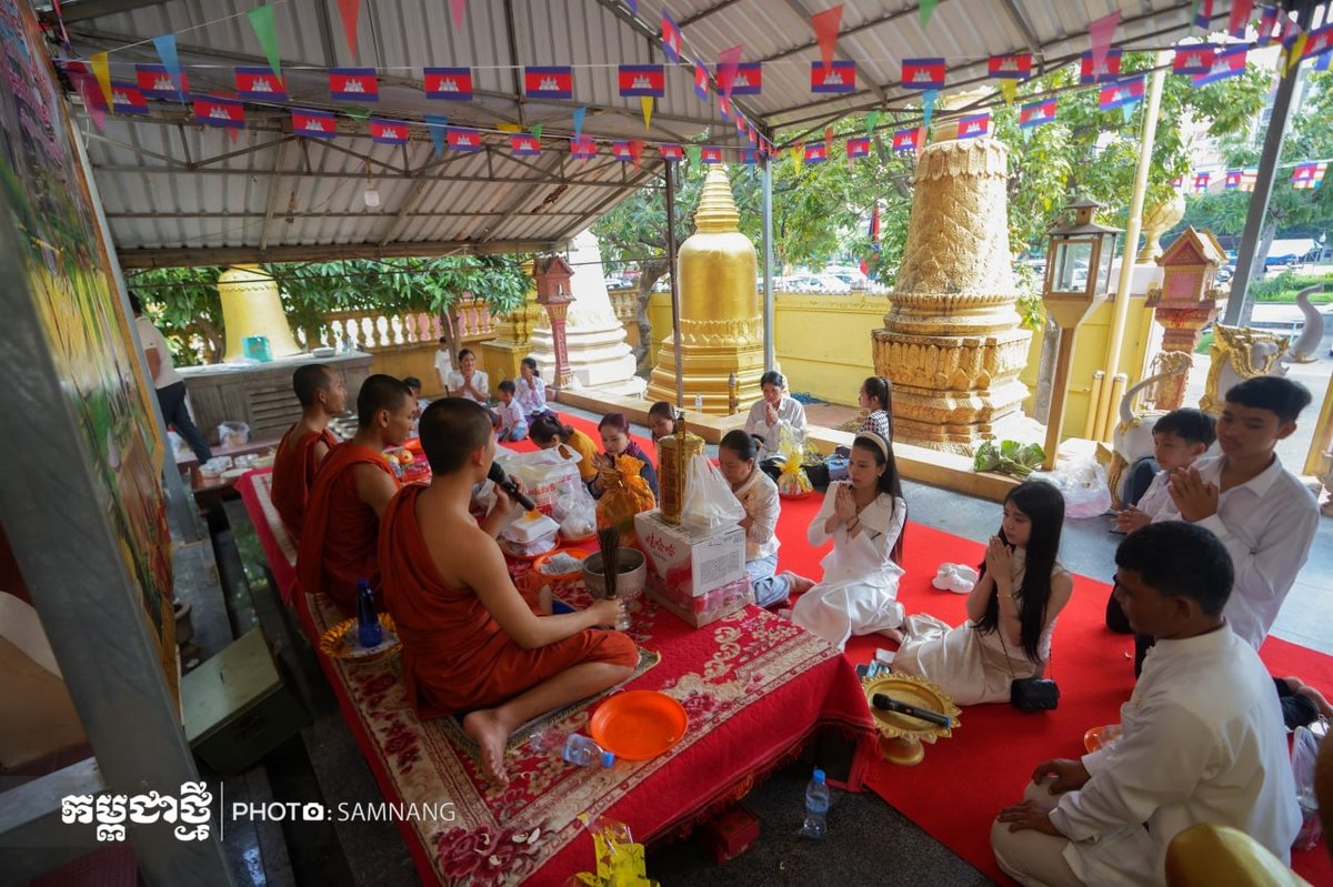 金边波东华黛寺举行亡人节祭祀活动 缅怀先烈