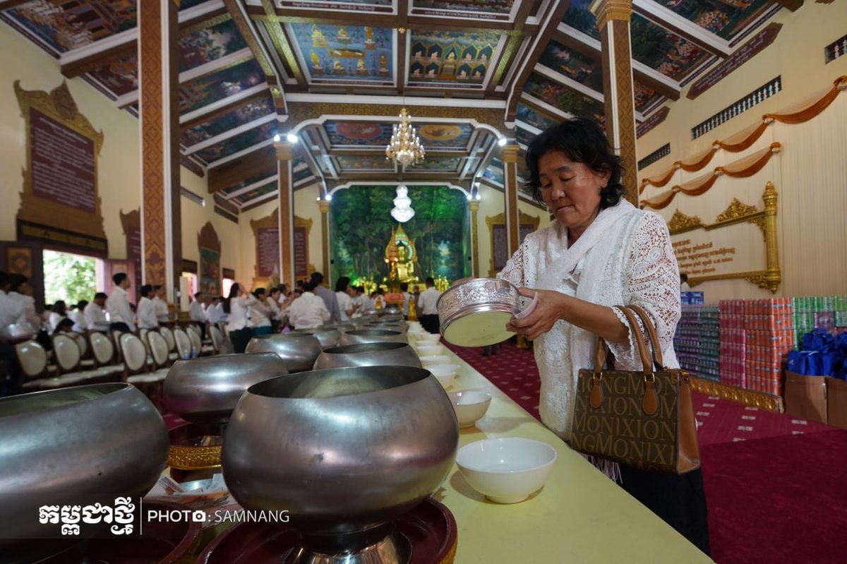 金边波东华黛寺举行亡人节祭祀活动 缅怀先烈