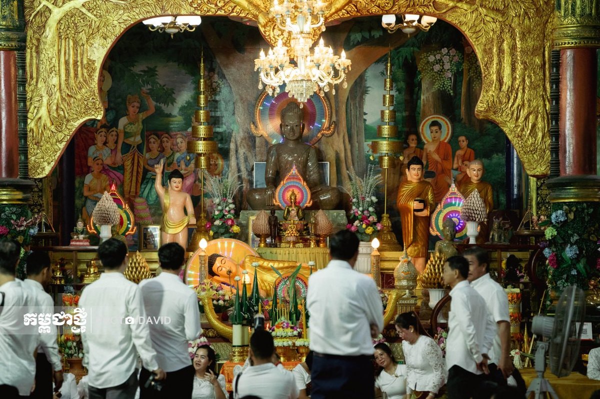 金边桑园区民众前往努恩莫尼拉姆寺进行亡人节布施
