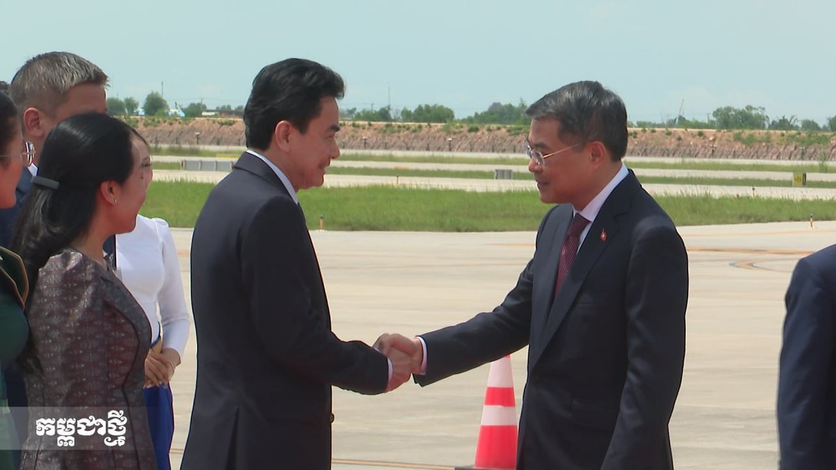 越南总理抵达德崇国际机场开启正式访问