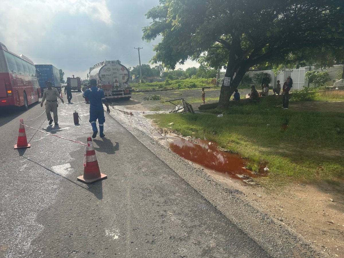 国道1号线发生油罐车事故 现场油料泄漏交通受阻
