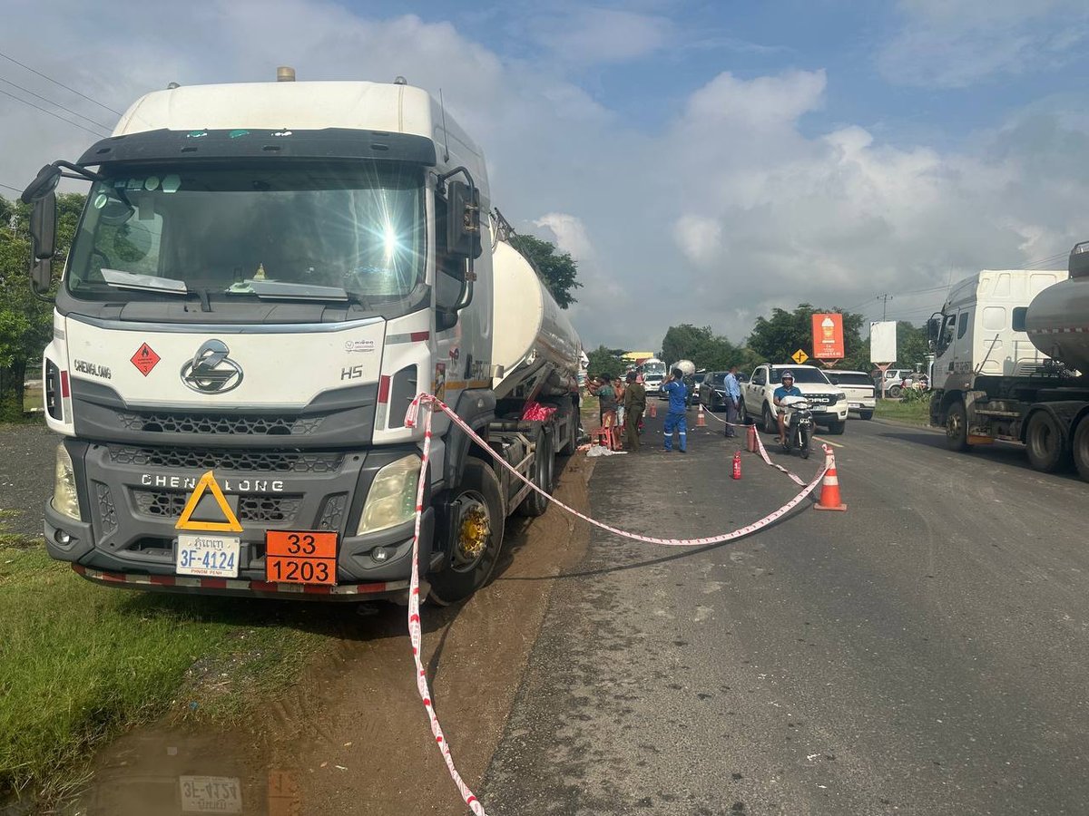 国道1号线发生油罐车事故 现场油料泄漏交通受阻