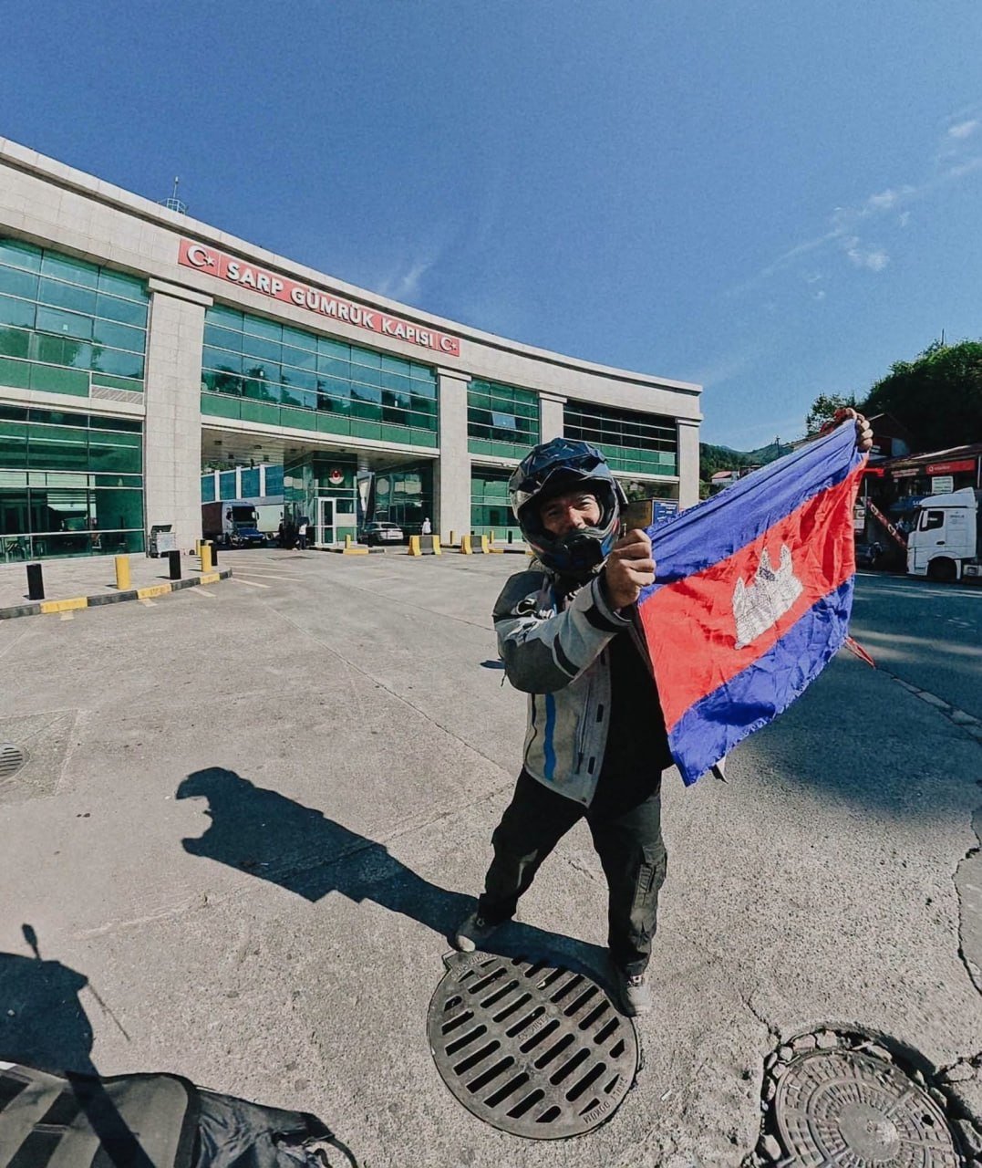 洪玛奈总理在土耳其访问期间,偶遇正在进行15国环球骑行挑战的