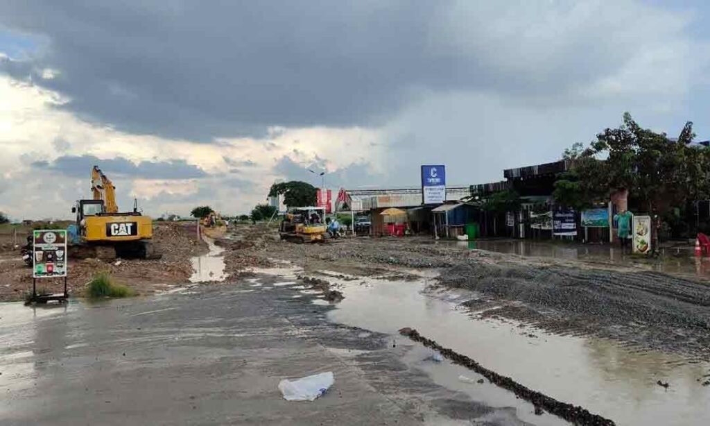 金边朗哥区当局修复受损道路 改善当地交通状况