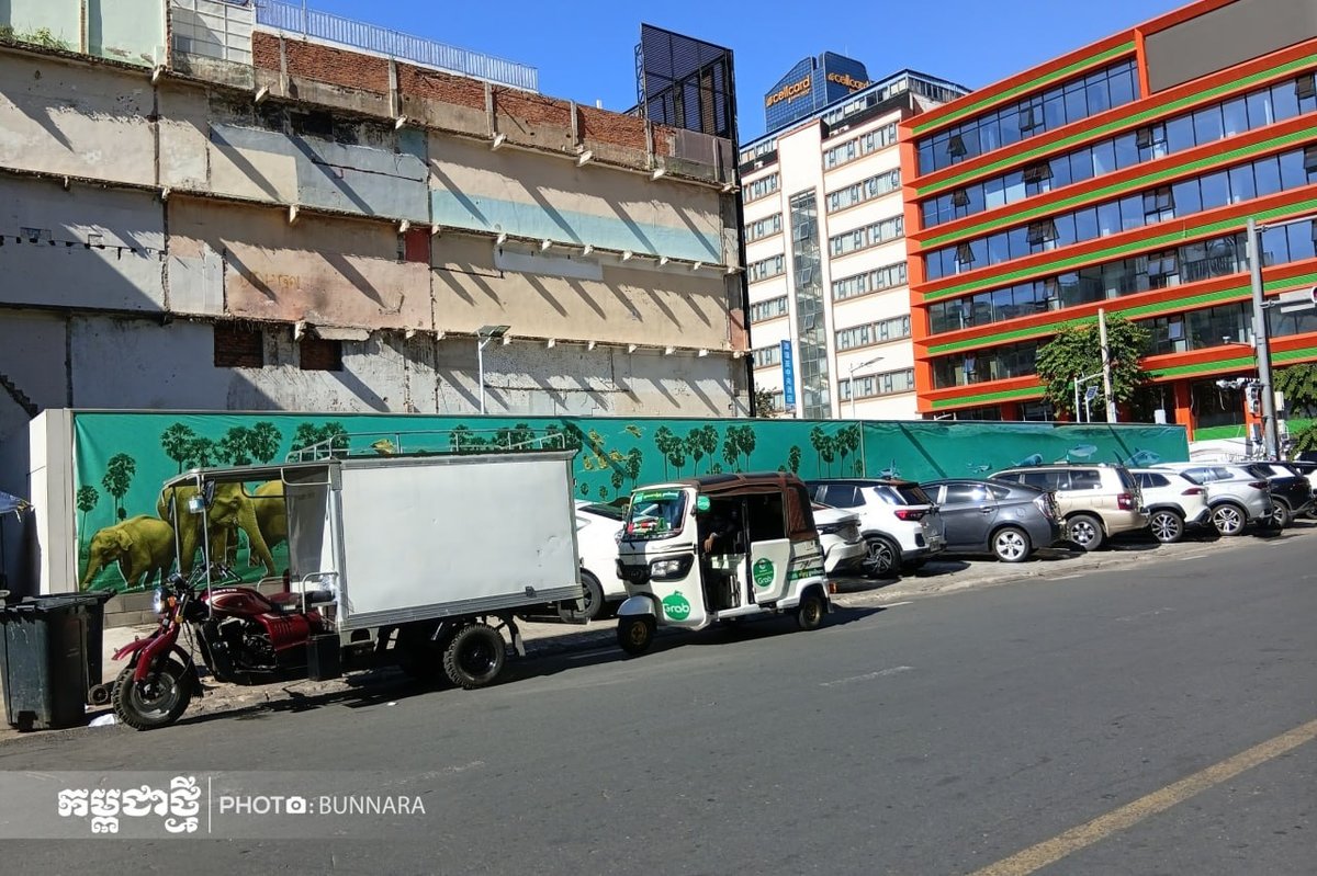 金边市中心危楼拆除近一年 闲置地块引发交通隐患