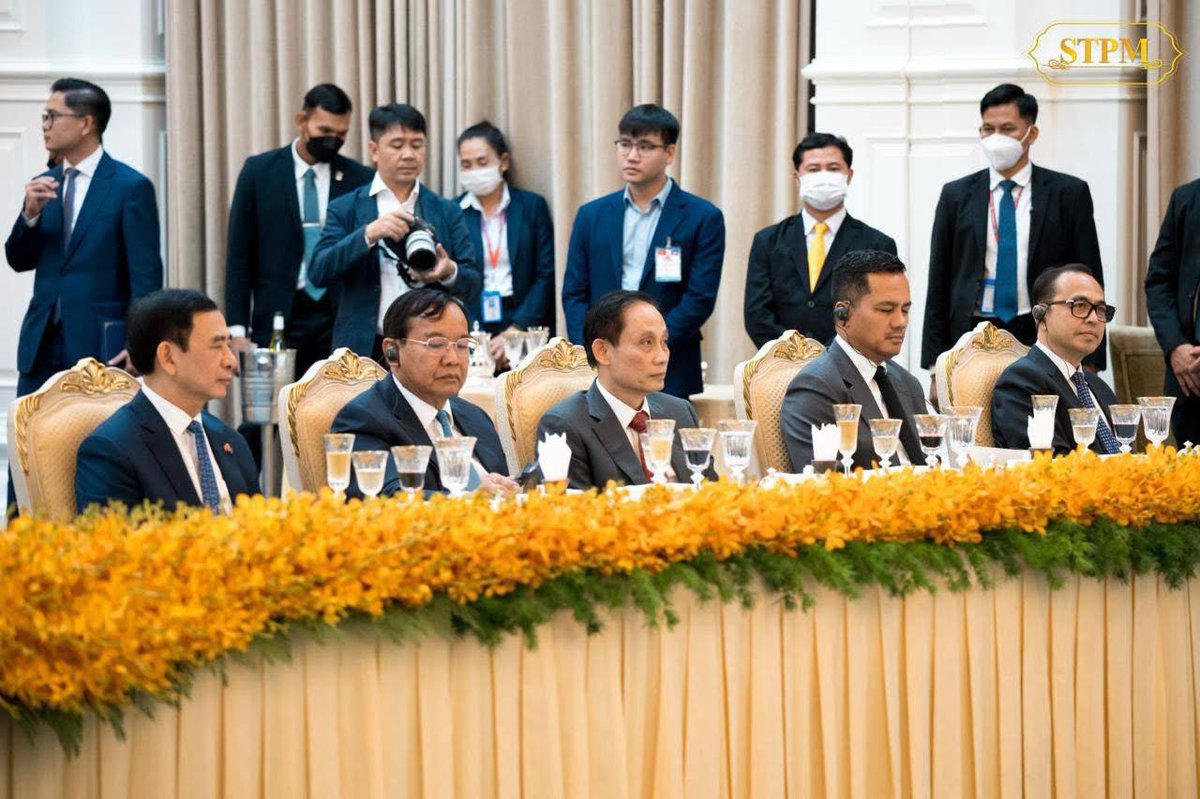 柬埔寨总理洪玛奈在金边和平大厦会见越南总理黎明兴,双方就加强