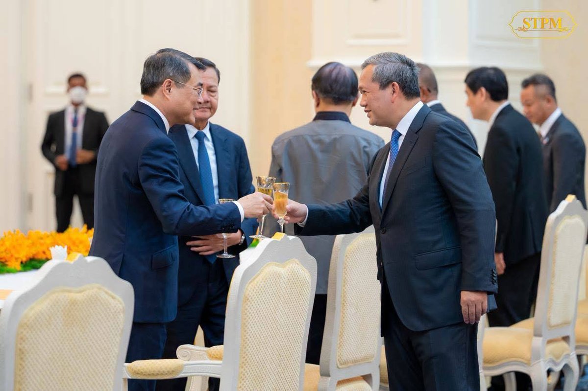 柬埔寨总理洪玛奈在金边和平大厦会见越南总理黎明兴,双方就加强