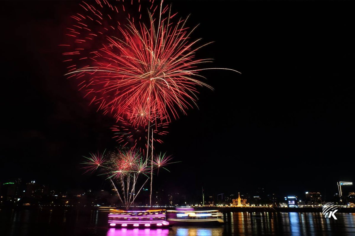 金边王宫燃放烟花 庆祝西哈莫尼国王登基22周年