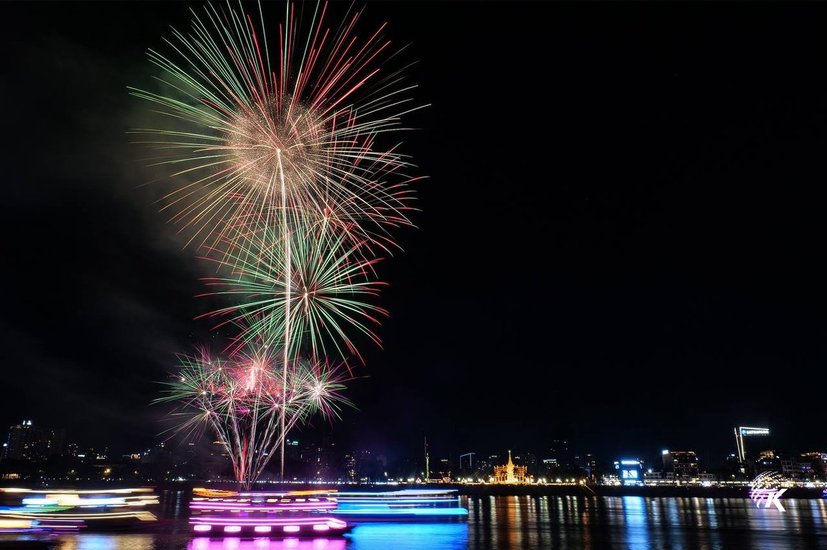 金边王宫燃放烟花 庆祝西哈莫尼国王登基22周年