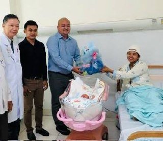 政府工作组探望实居省产妇并送上祝福