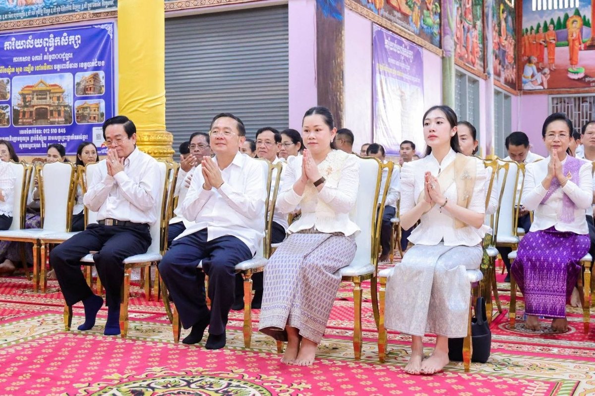 马德望省举行亡人节坎本仪式 官员与民众共庆