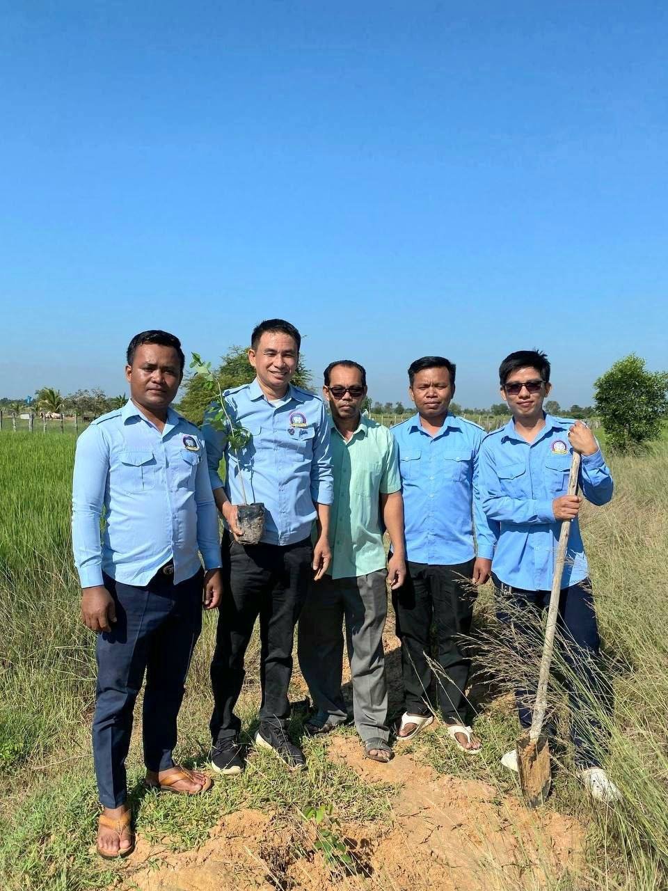 克拉兰县青年组织开展植树活动 助力社区绿化