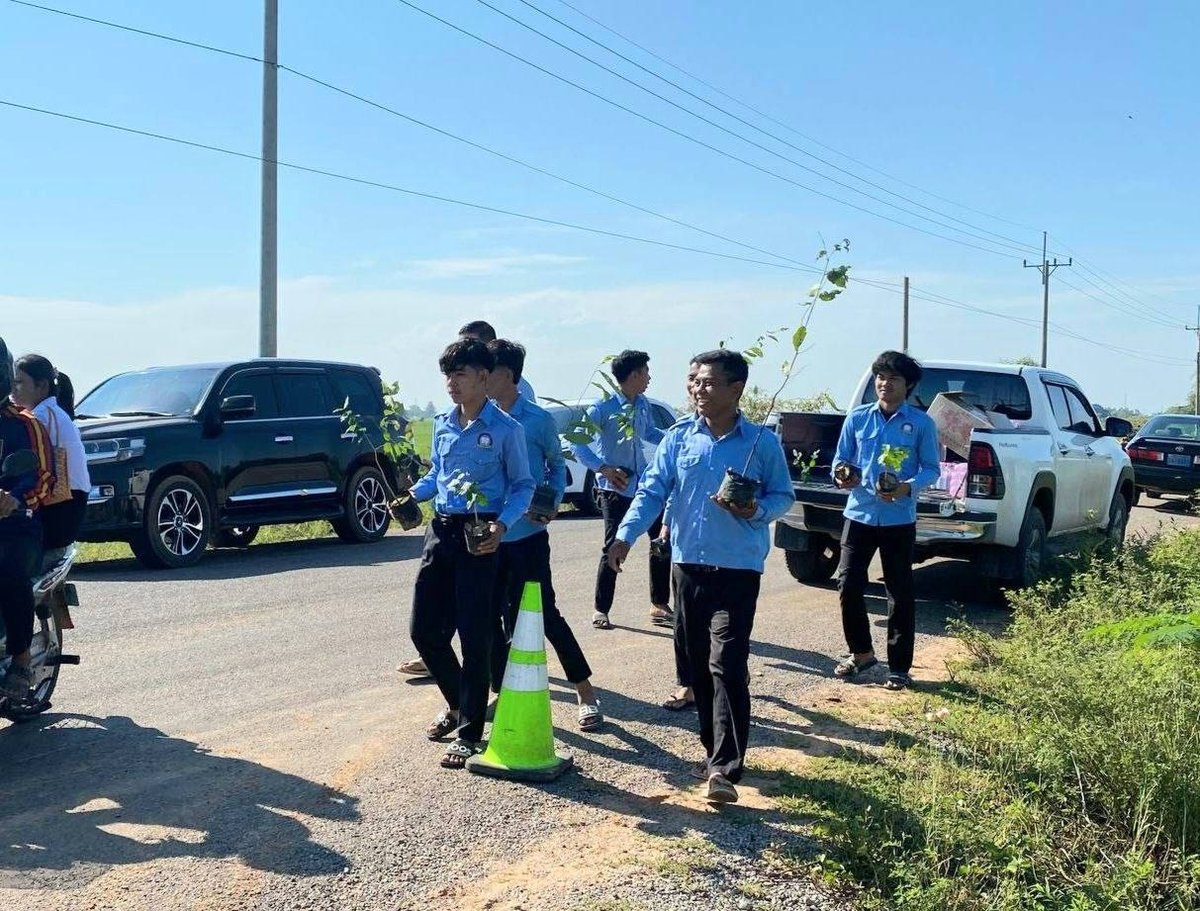 克拉兰县青年组织开展植树活动 助力社区绿化