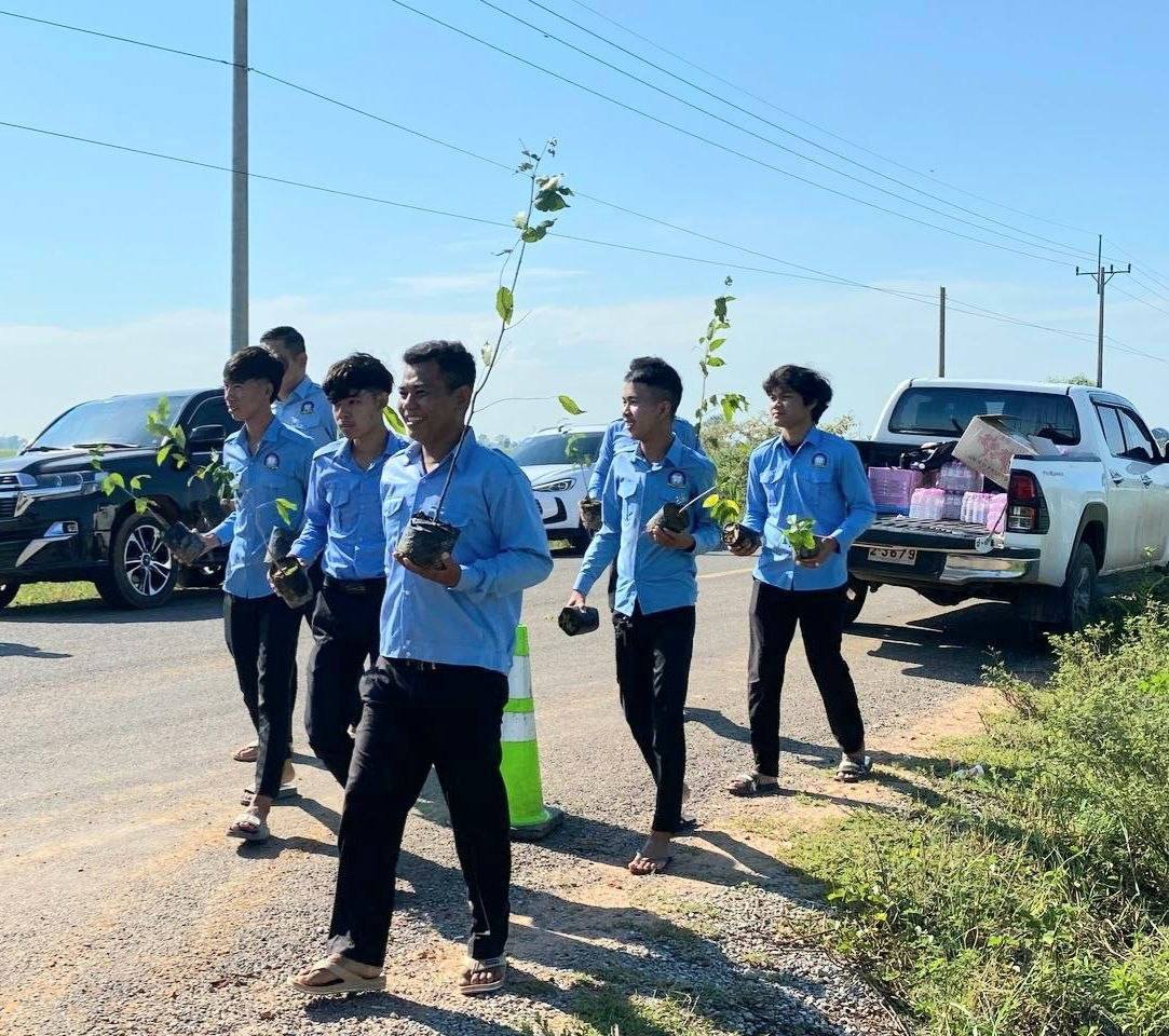 克拉兰县青年组织开展植树活动 助力社区绿化