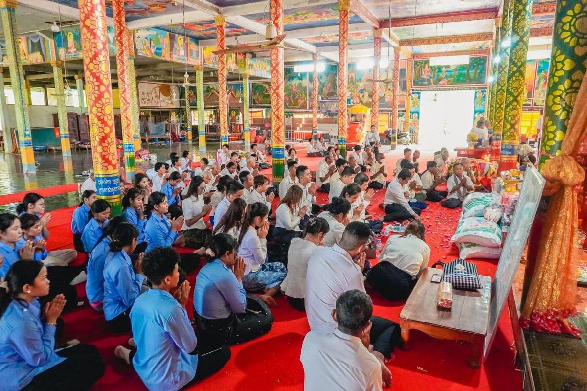 暹粒省青年组织向寺庙捐赠物资 助力亡人节宗教活动