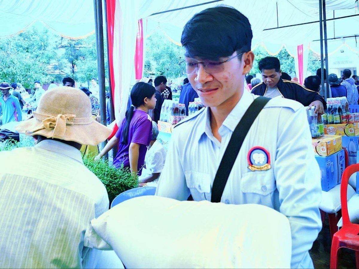 马德望省政府向284户受灾家庭发放救灾物资