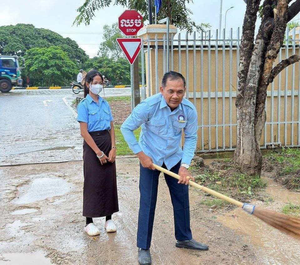 马德望省政府向250户受灾家庭发放救灾物资