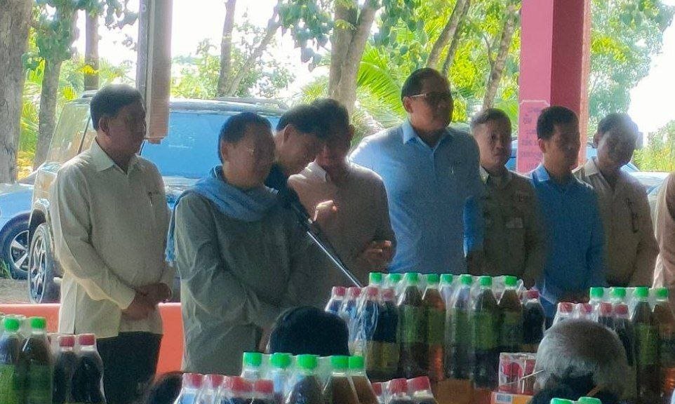马德望省政府向350户受灾家庭发放人道主义援助