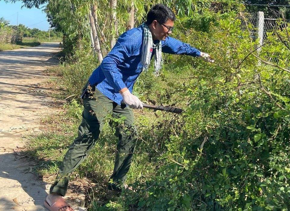马德望省巴威县开展社区环境清理活动
