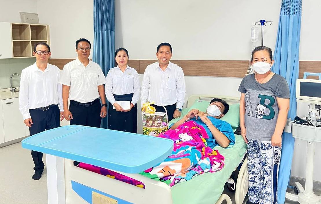 洪玛尼委派代表慰问实居省患病医务人员