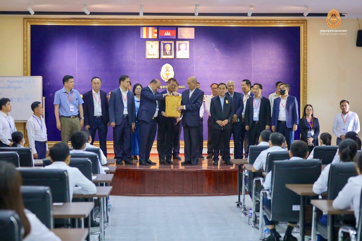 国土规划部官员在组织教师内部竞争考试期间,因父亲去世表达哀悼