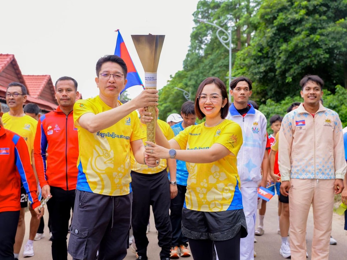 第五届全国运动会火炬传递在白马省举行