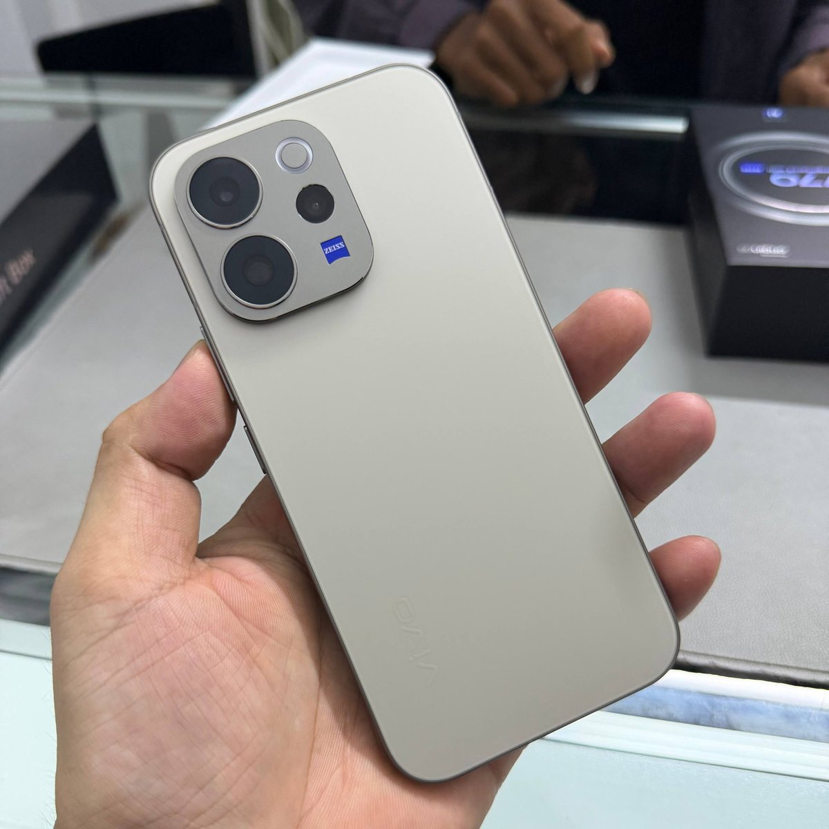 Vivo V70 5G新机上市 售价$449赠礼品
