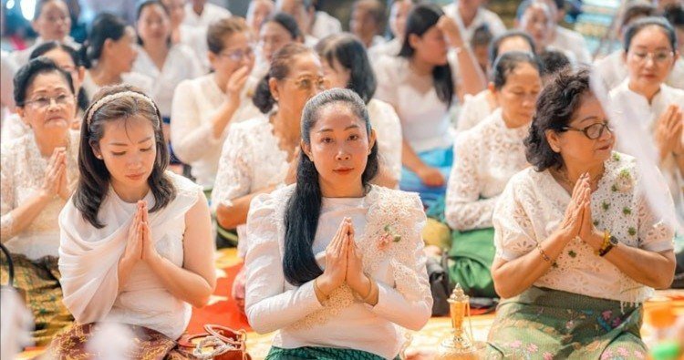 新闻部官员参加传统宗教仪式