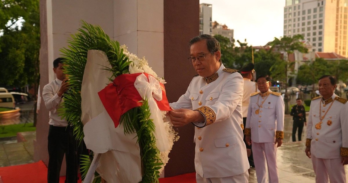 柬埔寨参议院代表团向已故国王敬献花圈