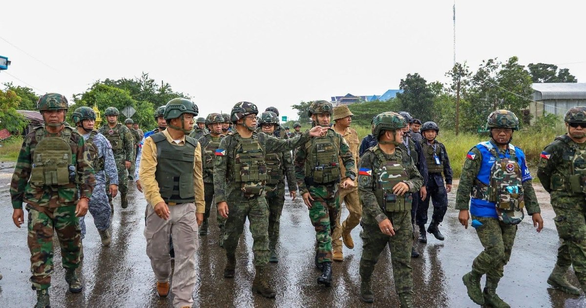 菲律宾军方高层视察柬埔寨边境地区