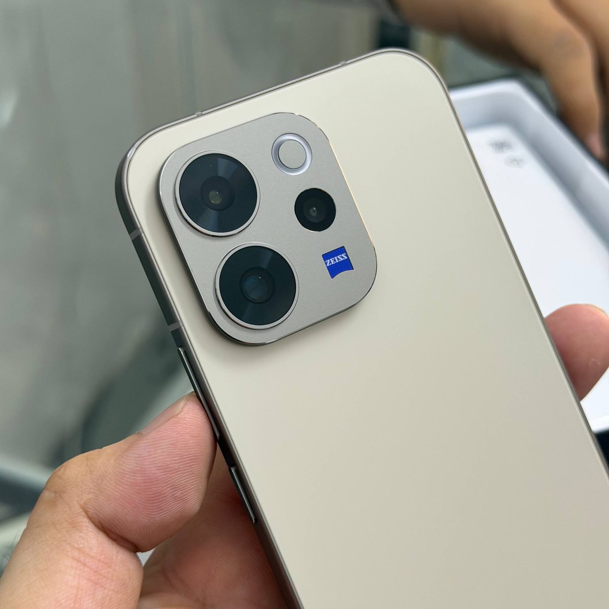 Vivo V70全新机 8/256G售价$449