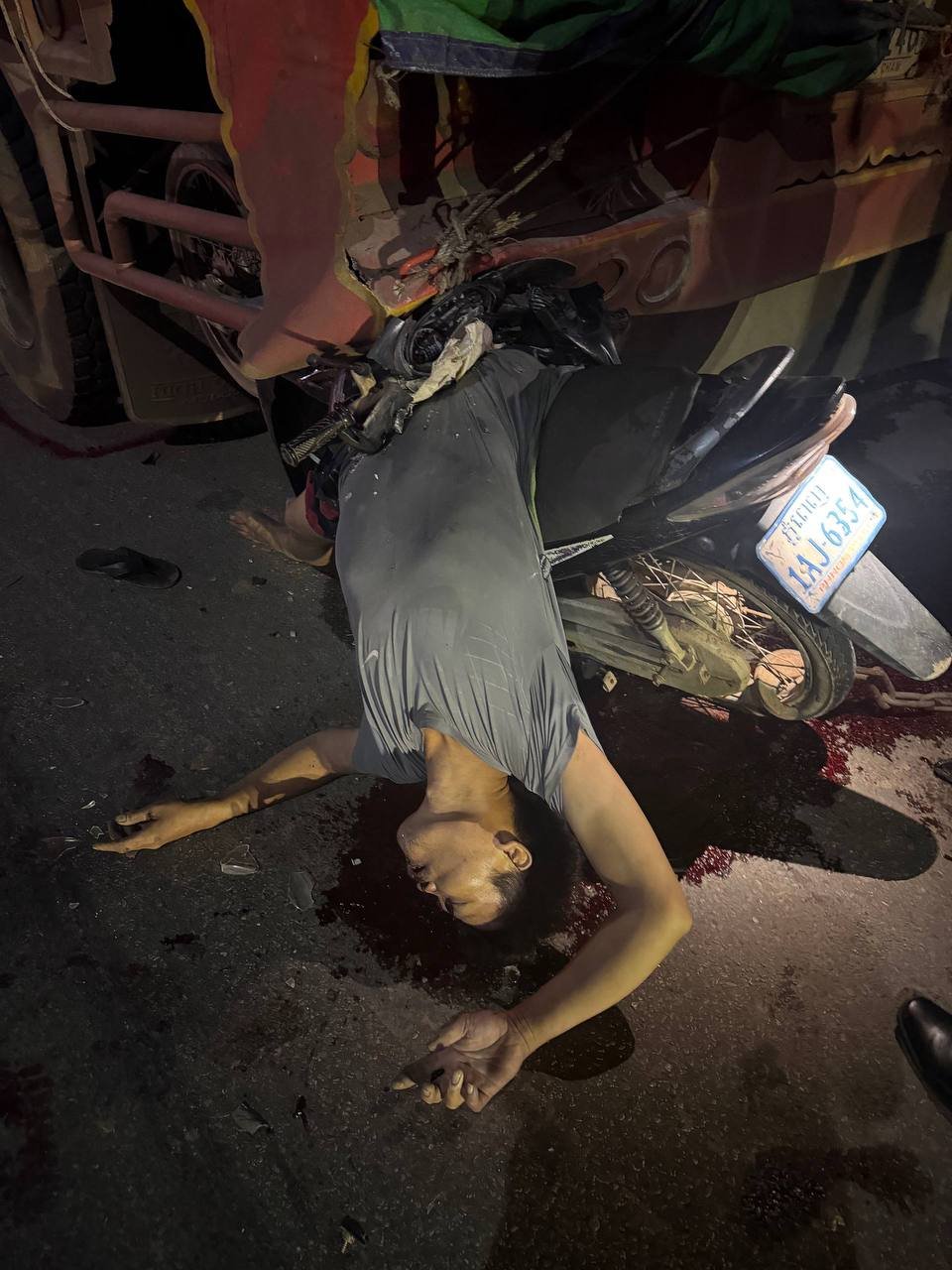 金边发生摩托车追尾汽车事故 造成人员伤亡